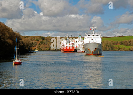 Tanker legte im tiefen Wasser auf dem Fluss Fal in der Nähe von Truro in Cornwall, Großbritannien Stockfoto