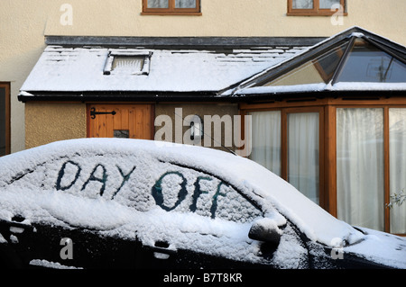 PARKEN AUF EINER EINFAHRT VORGESCHLAGEN ABWESENHEIT VON DER ARBEIT BEI MODERATEN WINTERLICHEN BEDINGUNGEN UK Stockfoto