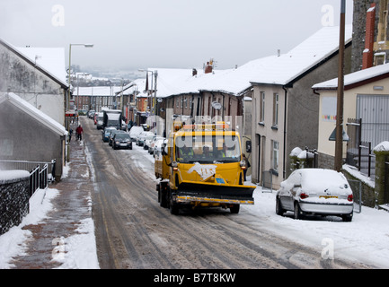 Schneepflug eine Schneeräumung bedeckt Straße Stockfoto