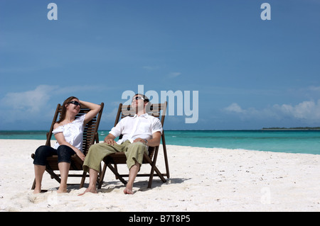 Junge glückliche paar entspannende am tropischen Sandstrand Stockfoto