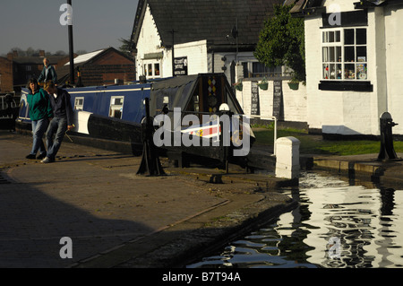 Schmale Boot geht durch Schleuse an Stourport, Staffordshire und Worcestershire Kanal Stockfoto