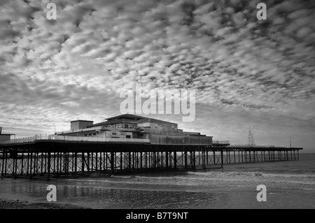 Der Victoria Pier in Colwyn Bay wurde vor der Demontage stillgelegt. Stockfoto