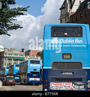 Reihe von Bussen im Stadtteil Temple Bar, Dublin Irland, August 2006 Stockfoto