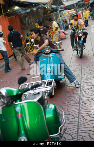 Trendige jungen Thai s hängen mit den beliebten klassischen Vespa-Roller Chinatown in Bangkok Zentralthailand Stockfoto