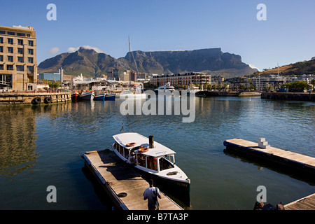 Ein Blick auf den Tafelberg von Victoria and Alfred Waterfront in Kapstadt, Südafrika. Stockfoto