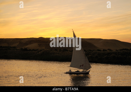 Sonnenuntergang über den Nil auf einer Nil-Kreuzfahrt, Ägypten Stockfoto