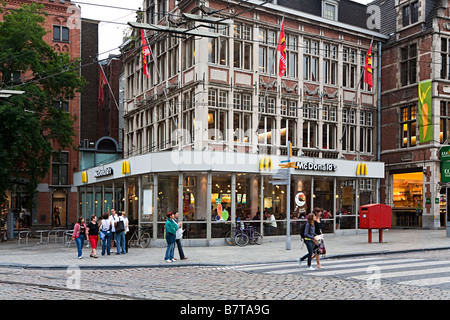 Menschen in der Straße vor McDonalds Restaurant mit neu- und Altbauten Gent Belgien Stockfoto