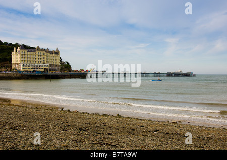 Der Pier von Llandudno ist vom North Shore Beach aus zu sehen. Llandudno Wales Stockfoto