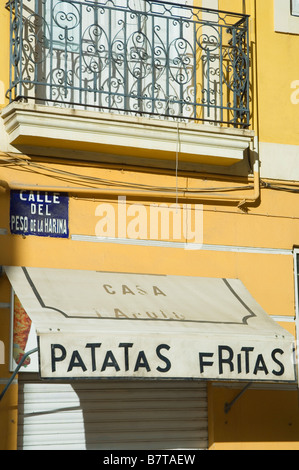 Alte Gebäude-Fassade Balkon mit Markise Patatas Fritas in der Altstadt von Valencia Stockfoto