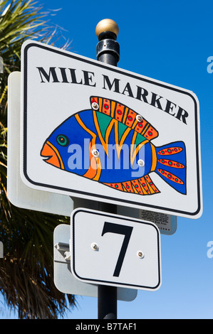 7 Mile Marker Zeichen auf Madeira Beach in der Nähe von St. Petersburg Beach, Golfküste, Florida, USA Stockfoto