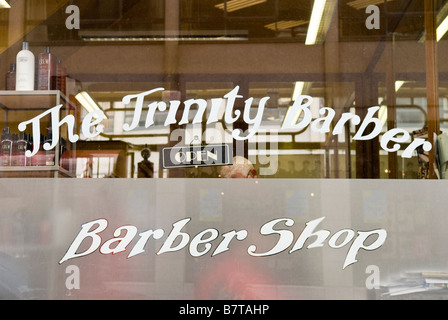 Schaufenster der Trinity Barber Shop, Dublin Irland, August 2006 Stockfoto