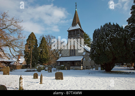 St.-Bartholomäus Kirche an Leigh Surrey im Schnee Stockfoto