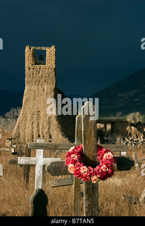 Alte Kirche und Grab Hof Taos Pueblo New Mexico USA Stockfoto