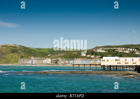 Royal Pier mit North Beach und viktorianischen Terrassenhäusern in der Ferne. Aberystwyth. Wales. UK Stockfoto