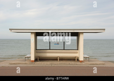 Brutalist Seaside Wetterschutz auf Llandudno Promenade mit Blick auf das Meer. Wales. VEREINIGTES KÖNIGREICH Stockfoto