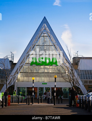 Eingang zum Asda Speicher in Linwood, Renfrewshire, Schottland. Stockfoto