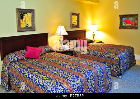 Schlafzimmer Innenraum mit zwei Doppelbetten Bilder an der Wand sind meine eigenen Stockfoto