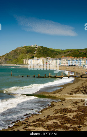 Blick entlang North Beach zur Victoria Terrace mit der Aberystwyth Cliff Railway in der Ferne. Aberystwyth Wales Stockfoto