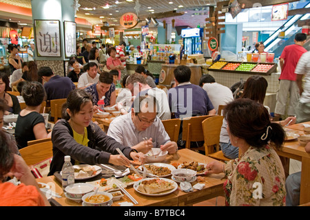 Food Republic Isetan Mall Marktrestaurant in Shopping Mall Singapur Orchard Road Leute Mann Männer Frau Frauen Stockfoto