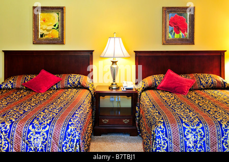 Schlafzimmer Innenraum mit zwei Doppelbetten Bilder an der Wand sind meine eigenen Stockfoto
