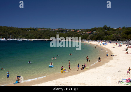 Sonnenanbeter und Schwimmer am Balmoral Beach in North Sydney Stockfoto