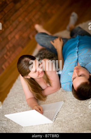 Surfen das Internet junge Paar arbeiten am Laptop zu Hause Stockfoto