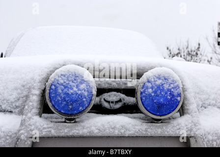 Schneebedeckte Auto. (4 x 4). Stockfoto