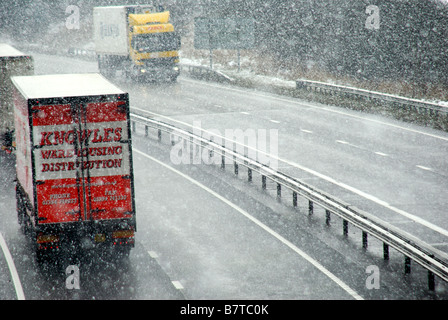 LKW-Fahrer auf der A1 fahren in Blizzard Bedingungen 2009. Stockfoto