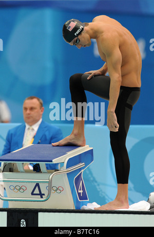 Michael Phelps vor im Wettbewerb bei den Olympischen Spielen in Peking Stockfoto