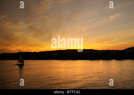 Sonnenuntergang über den Nil auf einer Nil-Kreuzfahrt, Ägypten Stockfoto