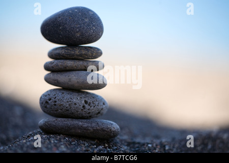 Ausgewogene Steinen Stapel von vulkanischen Kieselsteine am Strand Stockfoto