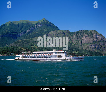 Passagier-Fähre. Blick von Bellagio über den Comer See nach Cadenabbia und Monte Tremezzo, Lombardei, Italien. Stockfoto