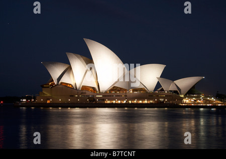 Das Sydney Opera House beleuchtet in der Nacht entnommen Overseas Passenger Terminal, Circular Quay Stockfoto