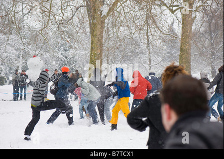 Schulkinder haben Schneeballschlacht in Kensington Gardens im Februar bedeckt Schnee SW7 London Vereinigtes Königreich Stockfoto