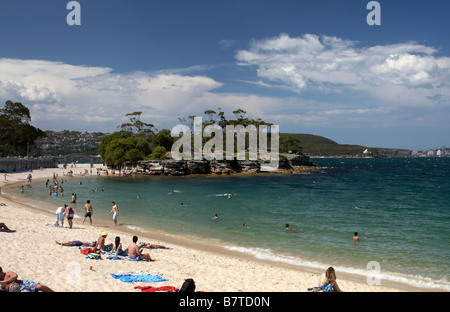 Sonnenanbeter und Schwimmer am Balmoral Beach in North Sydney Stockfoto