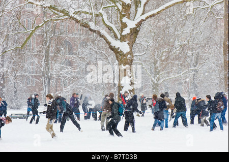 Schulkinder haben Schneeballschlacht in Kensington Gardens im Februar bedeckt Schnee SW7 London Vereinigtes Königreich Stockfoto