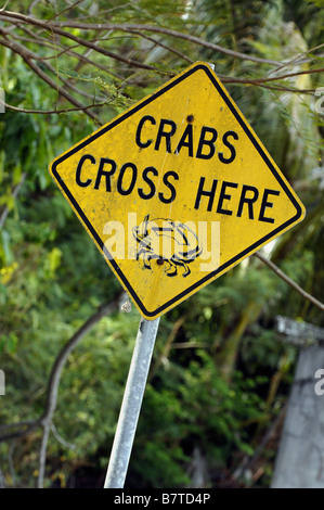 Ein Schild warnt Autofahrer, dass rote Krabben in Migration auf der Weihnachtsinsel Stockfoto