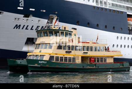 Vorbei an einem Kreuzfahrtschiff angedockt in Circular Quay, Sydney Sydney Fähren Stockfoto