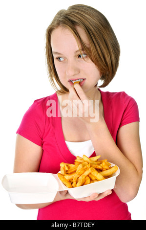 Teenage essen Pommes frites isoliert auf weißem Hintergrund Stockfoto