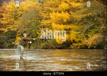 Fliegenfischen auf den Horseburgh schlagen Fluss Tweed Scotland Stockfoto