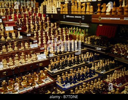 Endlose Schachfiguren und Schach setzt in den Tuchhallen Markt auf dem Hauptplatz von Krakau, Polen. Stockfoto