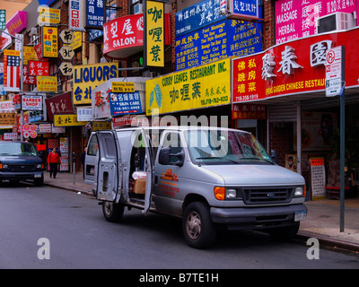 Viele Zeichen auf dem Display in einem berühmten Teil von New York Citys Flushing Nachbarschaft. Stockfoto