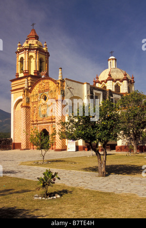 Fassade von San Miguel Arcangel, abgeschlossen im Jahre 1766, befindet sich in Conca Queretaro Mexico.1 5 Missionen von Fr Junipero Serra gegründet Stockfoto