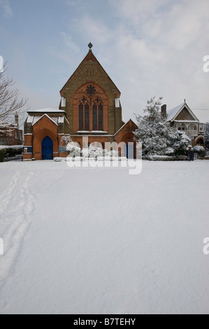 St. Matthews Church bedeckt Schnee Ealing London W5 Vereinigtes Königreich Stockfoto