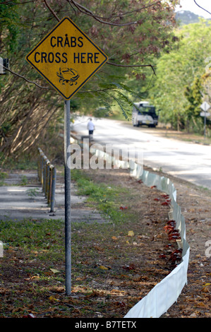 Ein Schild warnt Autofahrer, dass rote Krabben in Migration auf der Weihnachtsinsel Stockfoto