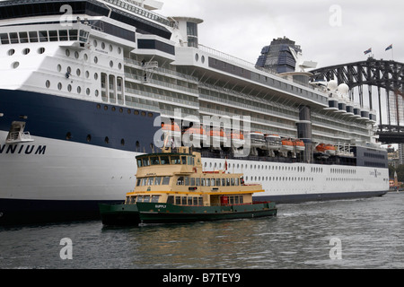 Vorbei an einem Kreuzfahrtschiff angedockt in Circular Quay, Sydney Sydney Fähren Stockfoto