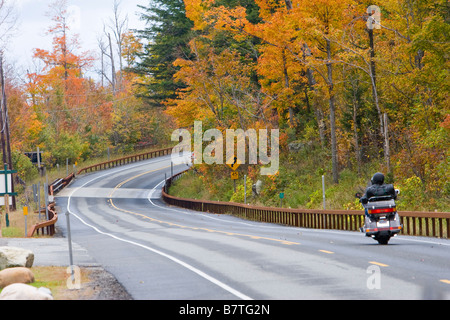 Ein Motorradfahrer auf einer Strecke von offen in die Adirondacks von New York 6. Oktober 2008 Stockfoto