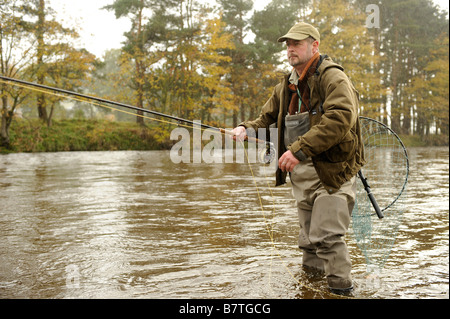 Fliegenfischen auf den Horseburgh schlagen Fluss Tweed Scotland Stockfoto