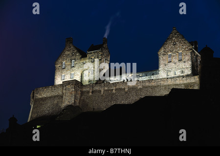 Edinburgh Castle, Schottland, aus dem Westen, bei Einbruch der Dunkelheit beleuchtet. Stockfoto
