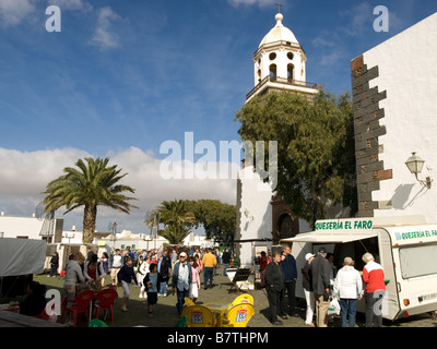 Ein Käse-Stall von der Senora de Guadalupe Kirche am Sonntagsmarkt in Teguise Lanzarote die größte der Kanarischen Inseln Stockfoto